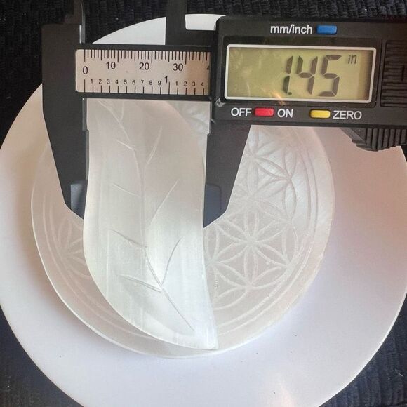 Selenite Crystal Leaf Carving‎ - Picture 6 of 9